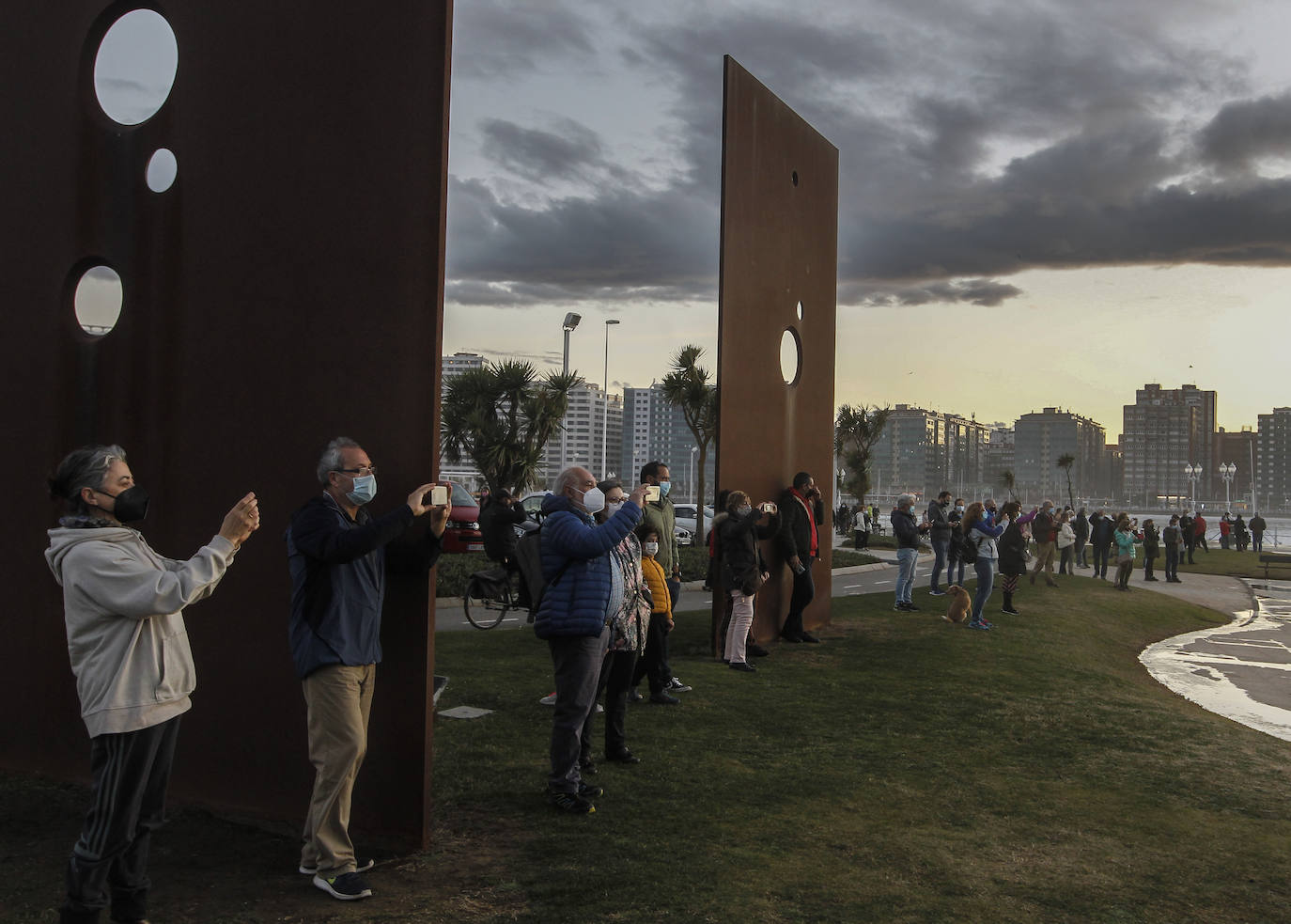 Pleamar y oleaje al atardecer desde Les Chapones