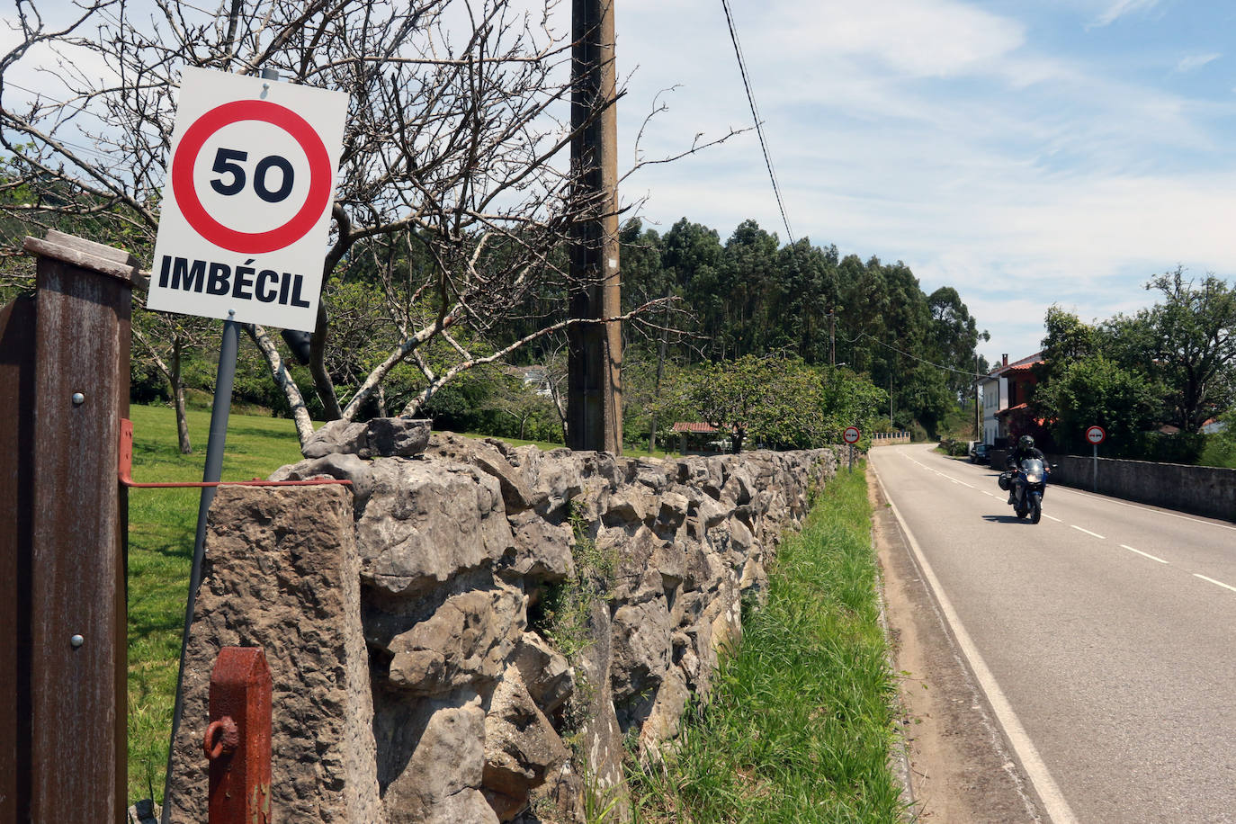 Peculiar señal vista en El Puntal, Villaviciosa.