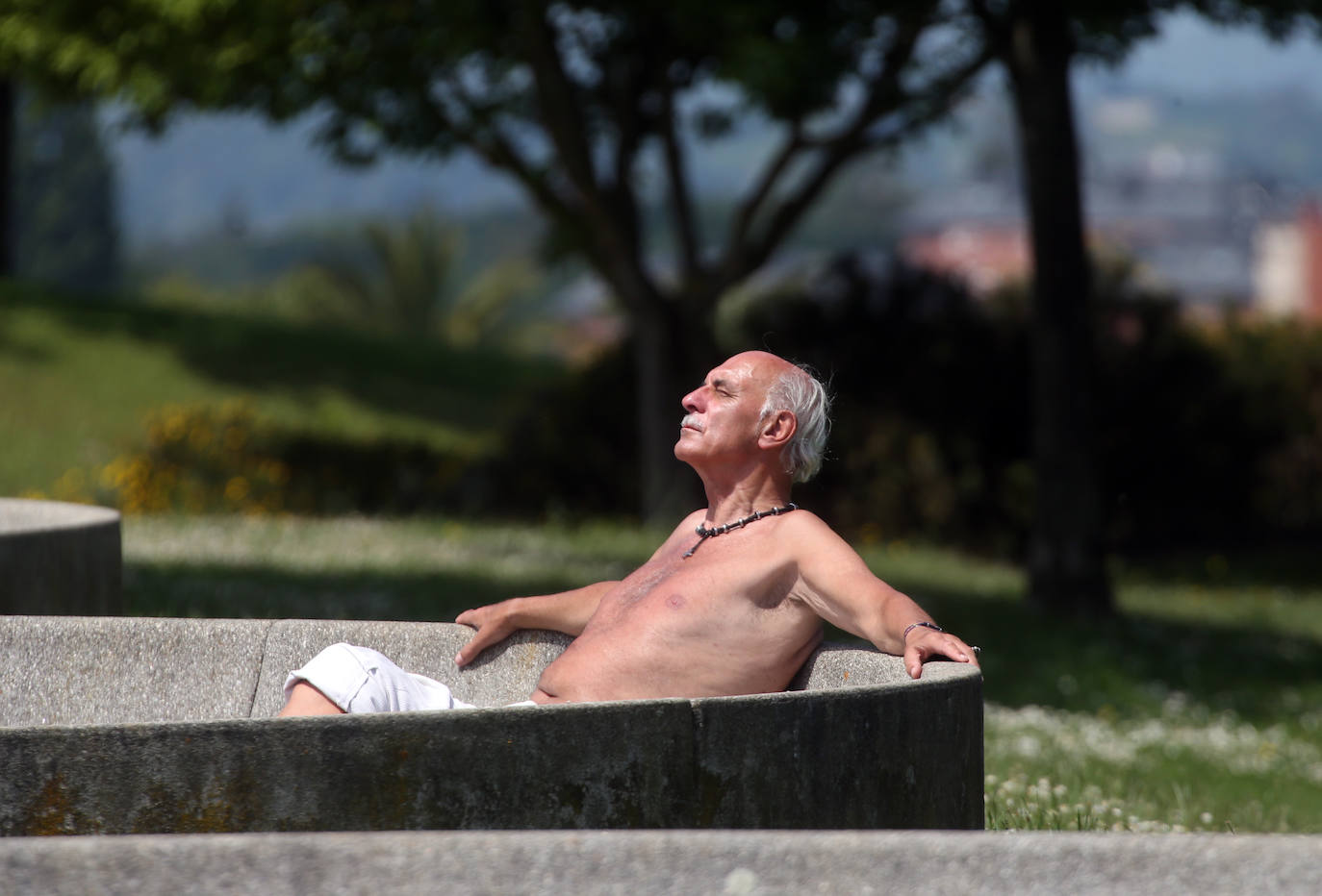 Un hombre disfruta del sol en Oviedo.