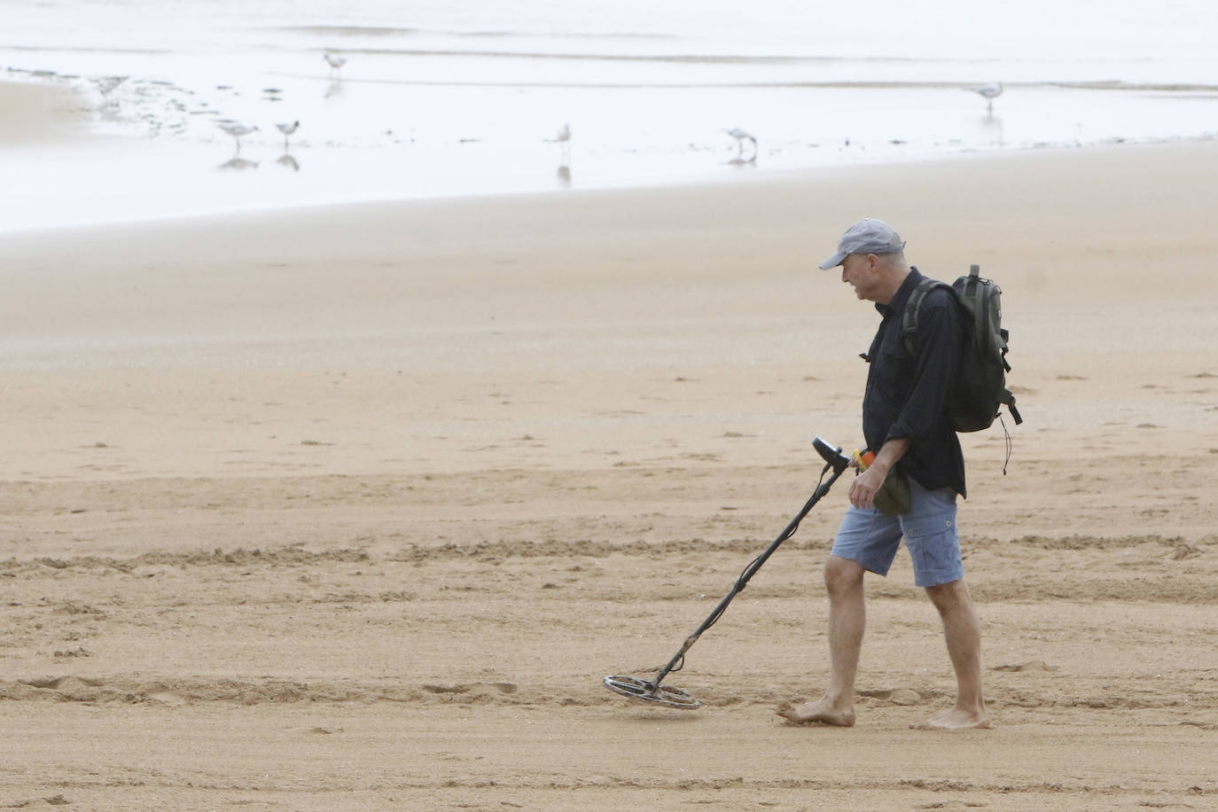 Está siendo un verano atípico en la costa asturiana, pero el mal tiempo no ha impedido que los bañistas se lancen a la playa de San Lorenzo con ganas de disfrutar del día. Algunos pasean, otros leen con la ropa puesta y los más valientes se atreven a darse un chapuzón. Cualquier plan es preferible a quedarse en casa.