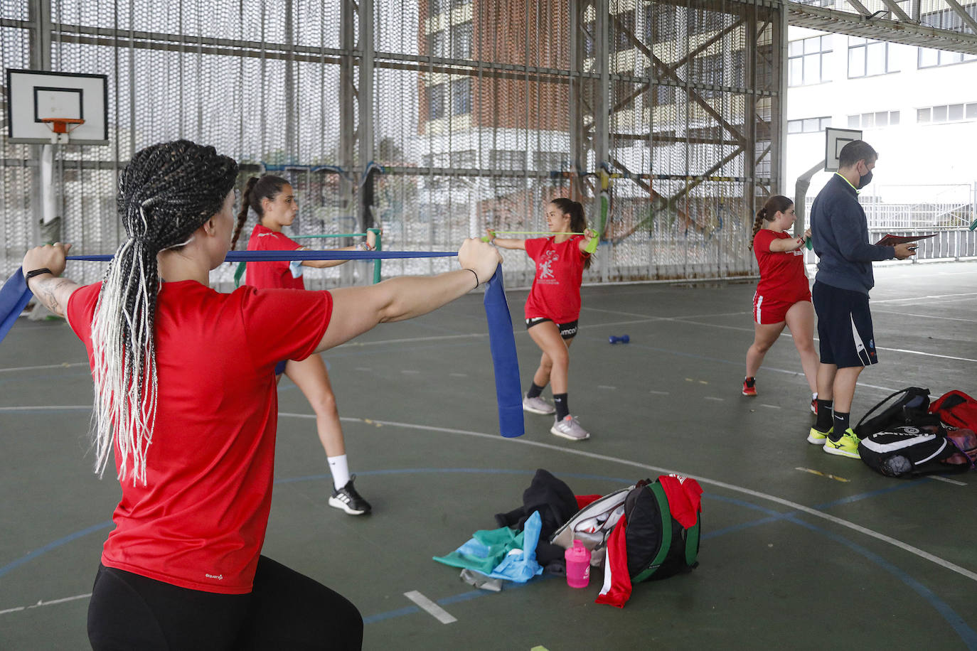 Las jugadoras realizaron su primer entrenamiento en el colegio de Los Pericones.