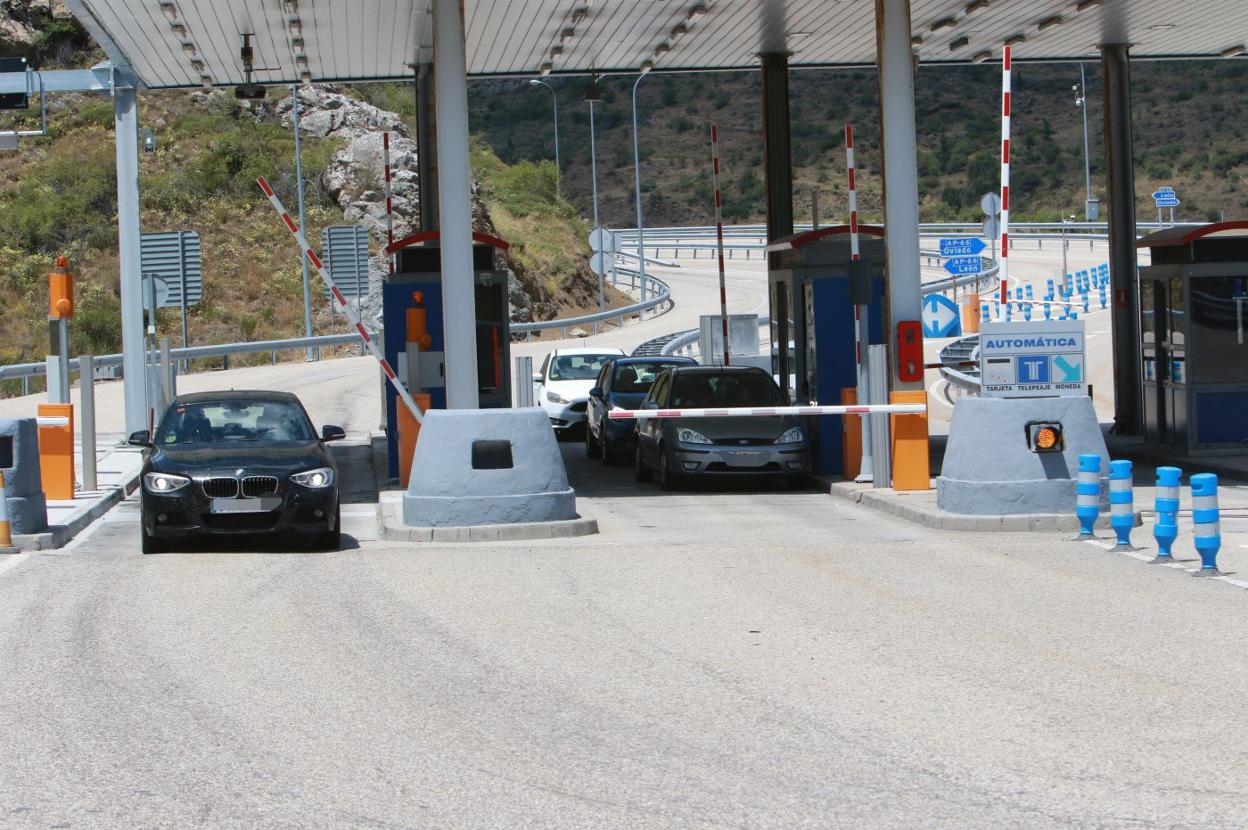 Vehículos superando las cabinas de peaje que la AP-66 tiene en Barrios de Luna (León). 
