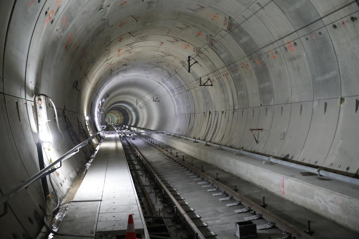 Vías montadas en el interior de la variante de Pajares. 