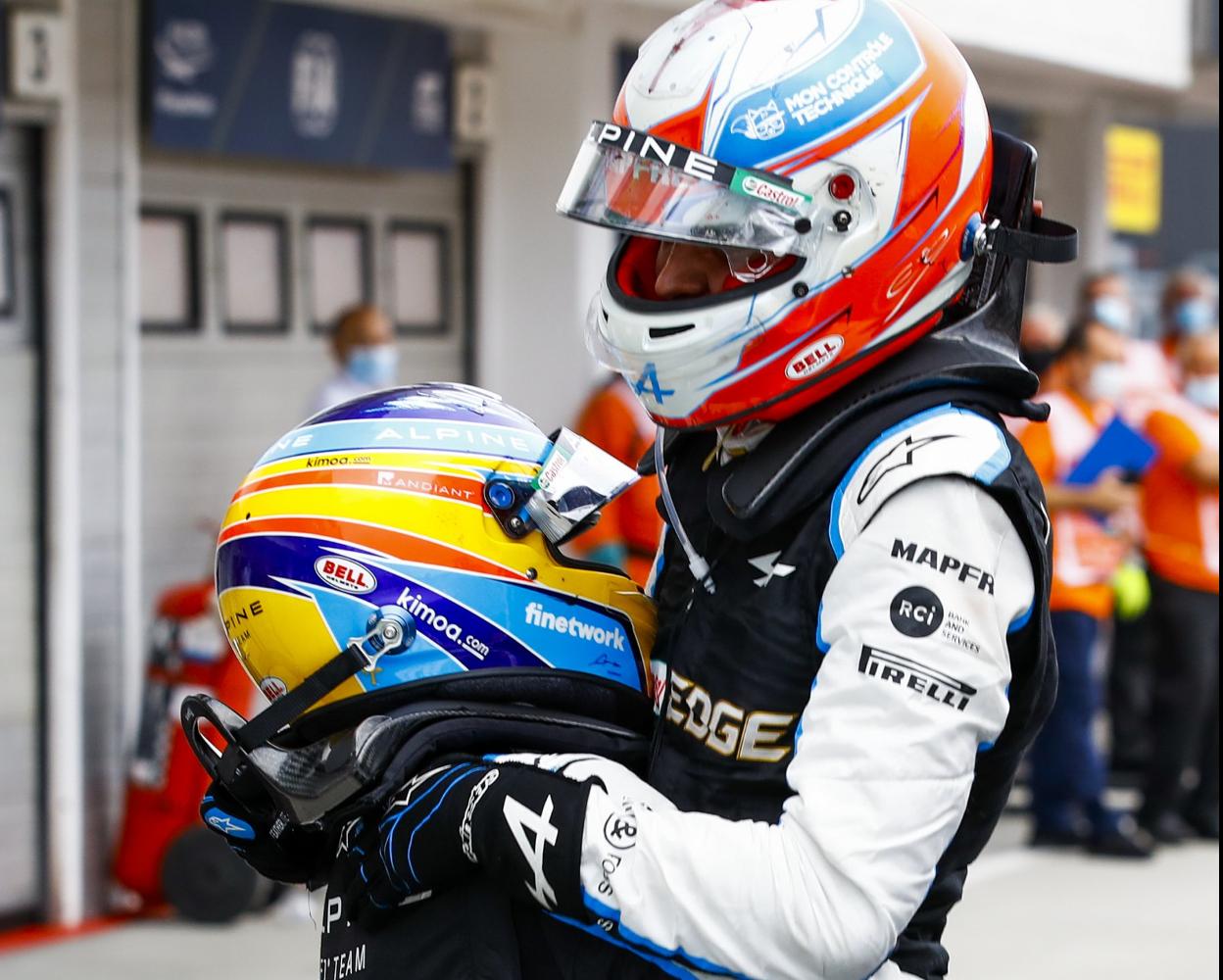 Fernando Alonso levanta a Esteban Ocon, tras su victoria. 