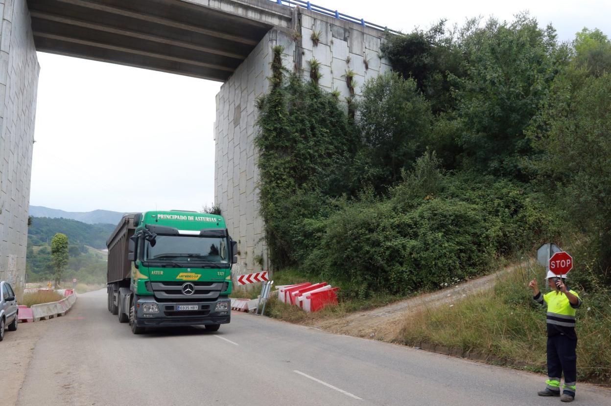 Un operario, controlando el tráfico en la AS-370, debajo del viaducto que se reparará en la N-634. 