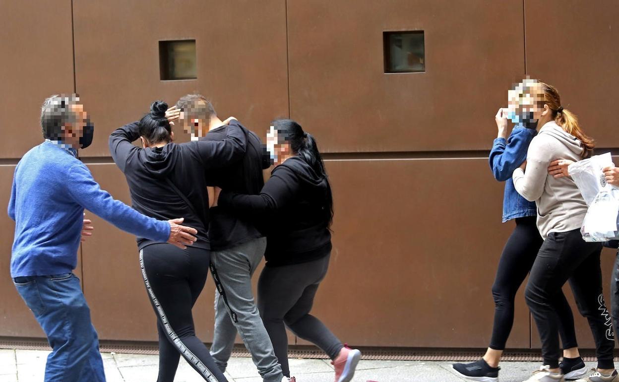 Los padres del bebé, arropados este miércoles en los juzgados.