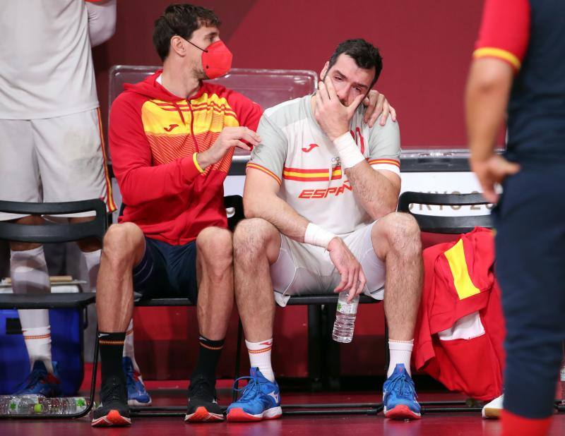 Día dorado para España. Sandra Sánchez gana el primer oro olímpico en kárate de la historia. Alberto Ginés, con 18 años, se lleva el oro en escalada. Los Hispanos solo podrán luchar por el bronce. Mechaal y Fontes se clasifican para la final de 1.500 metros. Y las chicas del waterpolo luchará por el oro contra Estados Unidos