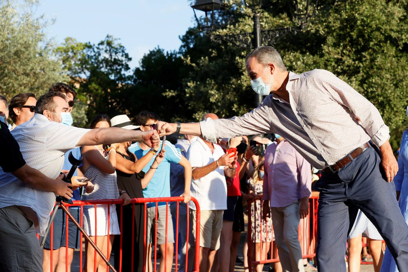 Enclavado en el corazón de la escarpada sierra de Tramuntana, a Lluc lo separan 53 kilómetros de Palma y decenas de zigzags, algunos más retorcidos que la mente de un psicópata. «Se me habían olvidado las curvas», comentó con humor don Felipe a las autoridades baleares al salir de su vehículo