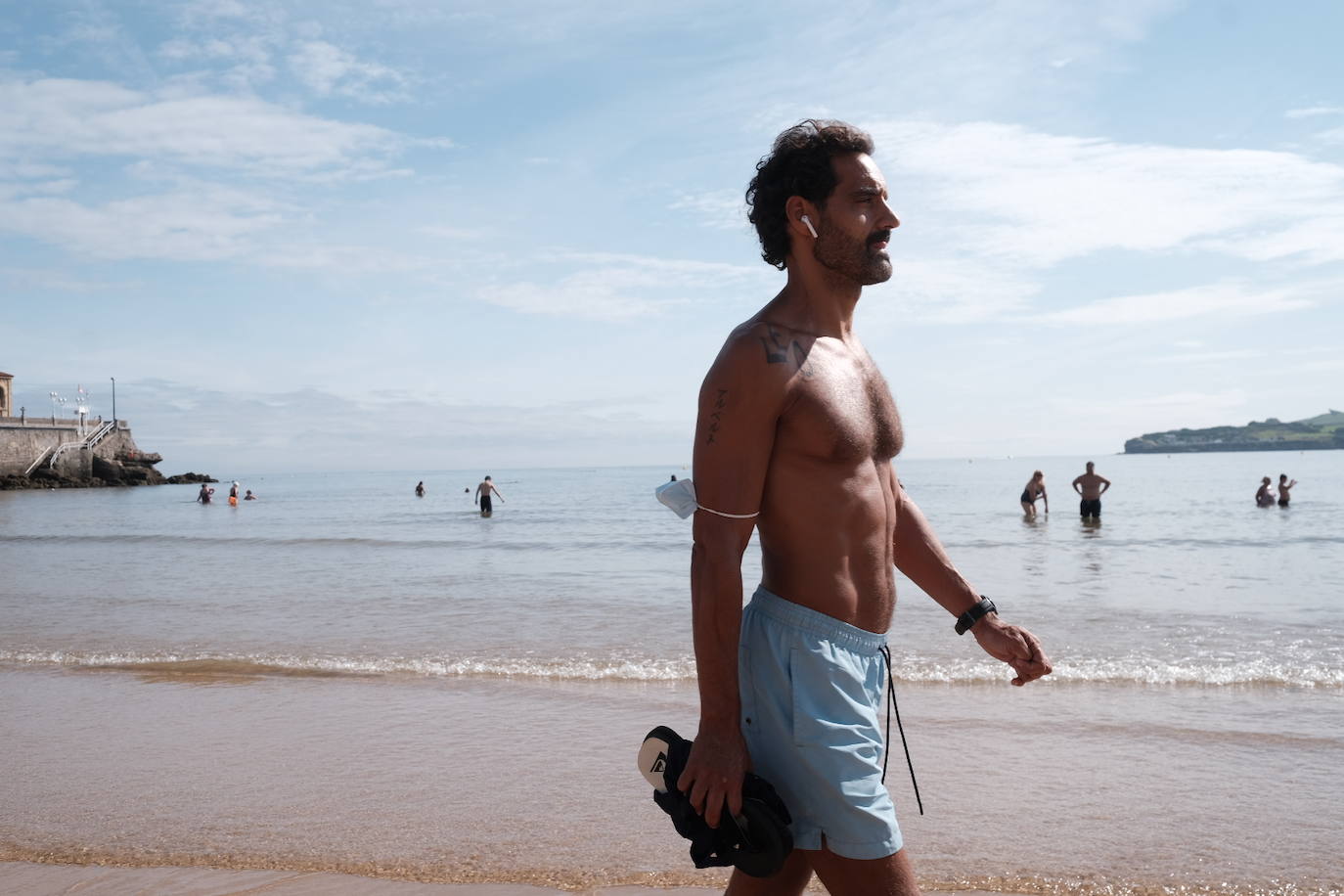 Los arenales de Gijón han estado a rebosar durante la primera parte de este soleado jueves. Sin embargo, el viento ha ido ganando protagonismo con el paso de las horas 