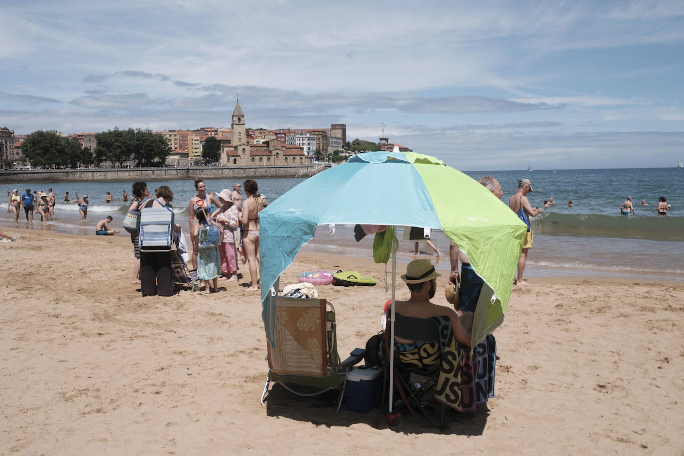 Los arenales de Gijón han estado a rebosar durante la primera parte de este soleado jueves. Sin embargo, el viento ha ido ganando protagonismo con el paso de las horas 