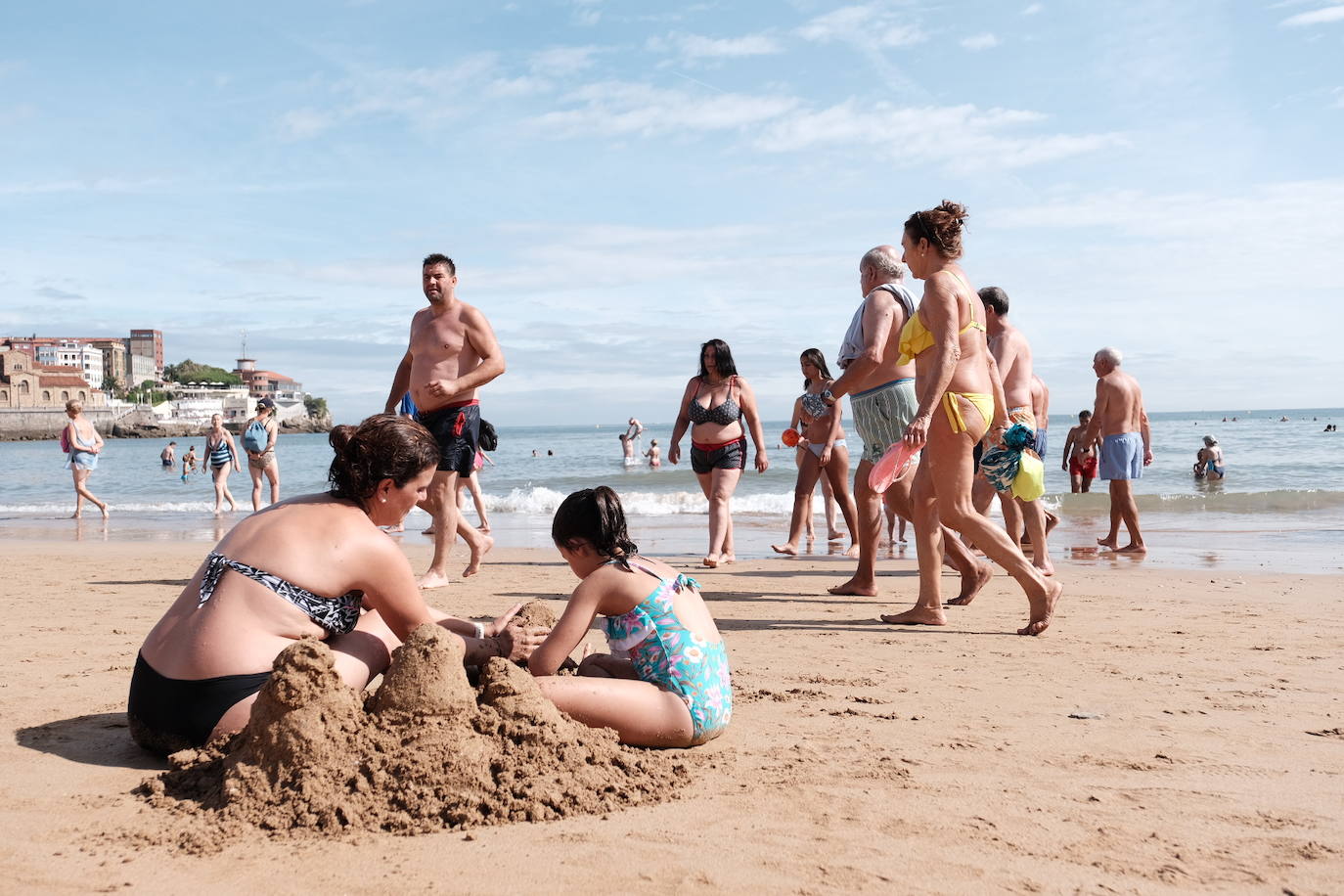 Los arenales de Gijón han estado a rebosar durante la primera parte de este soleado jueves. Sin embargo, el viento ha ido ganando protagonismo con el paso de las horas 