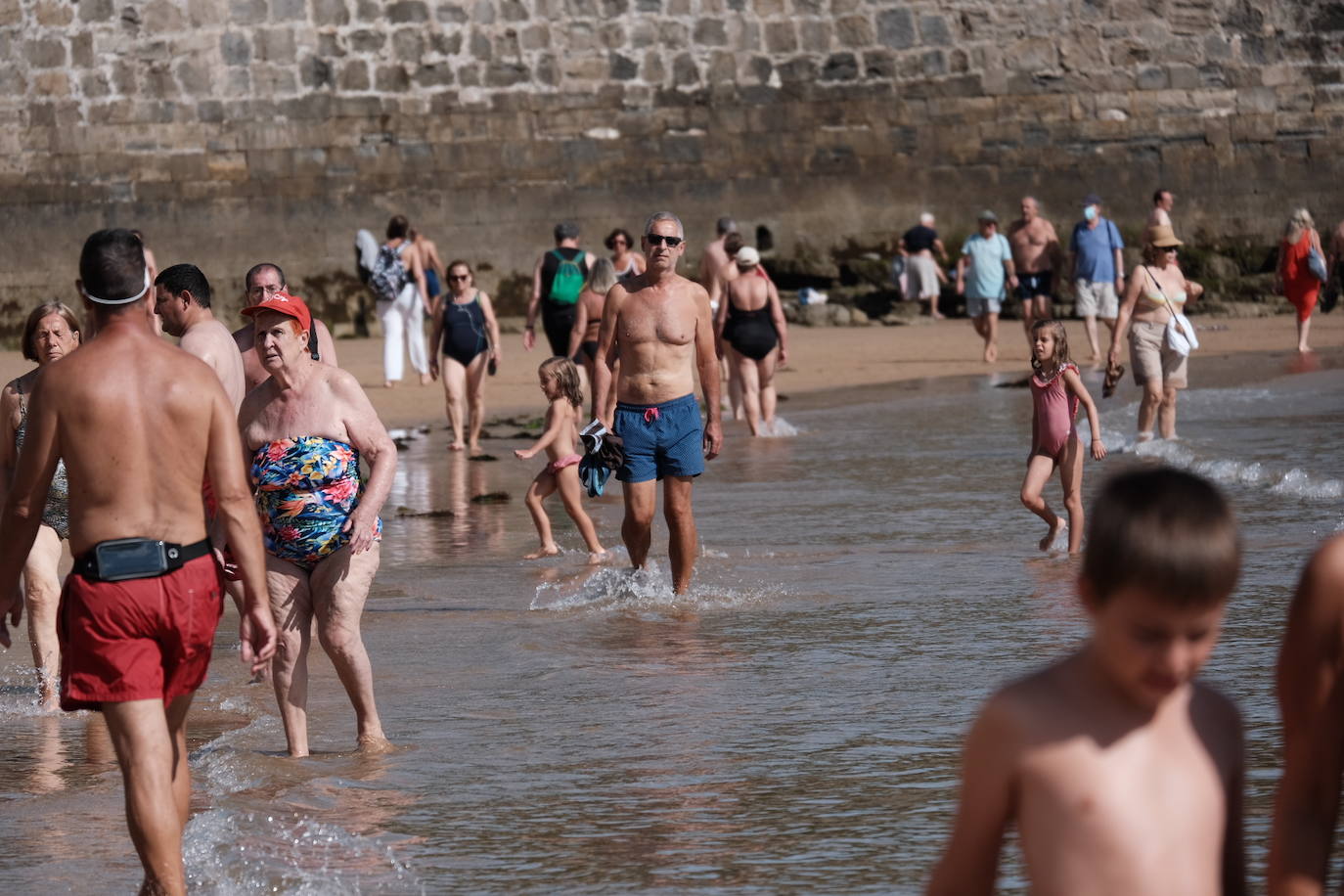 Los arenales de Gijón han estado a rebosar durante la primera parte de este soleado jueves. Sin embargo, el viento ha ido ganando protagonismo con el paso de las horas 