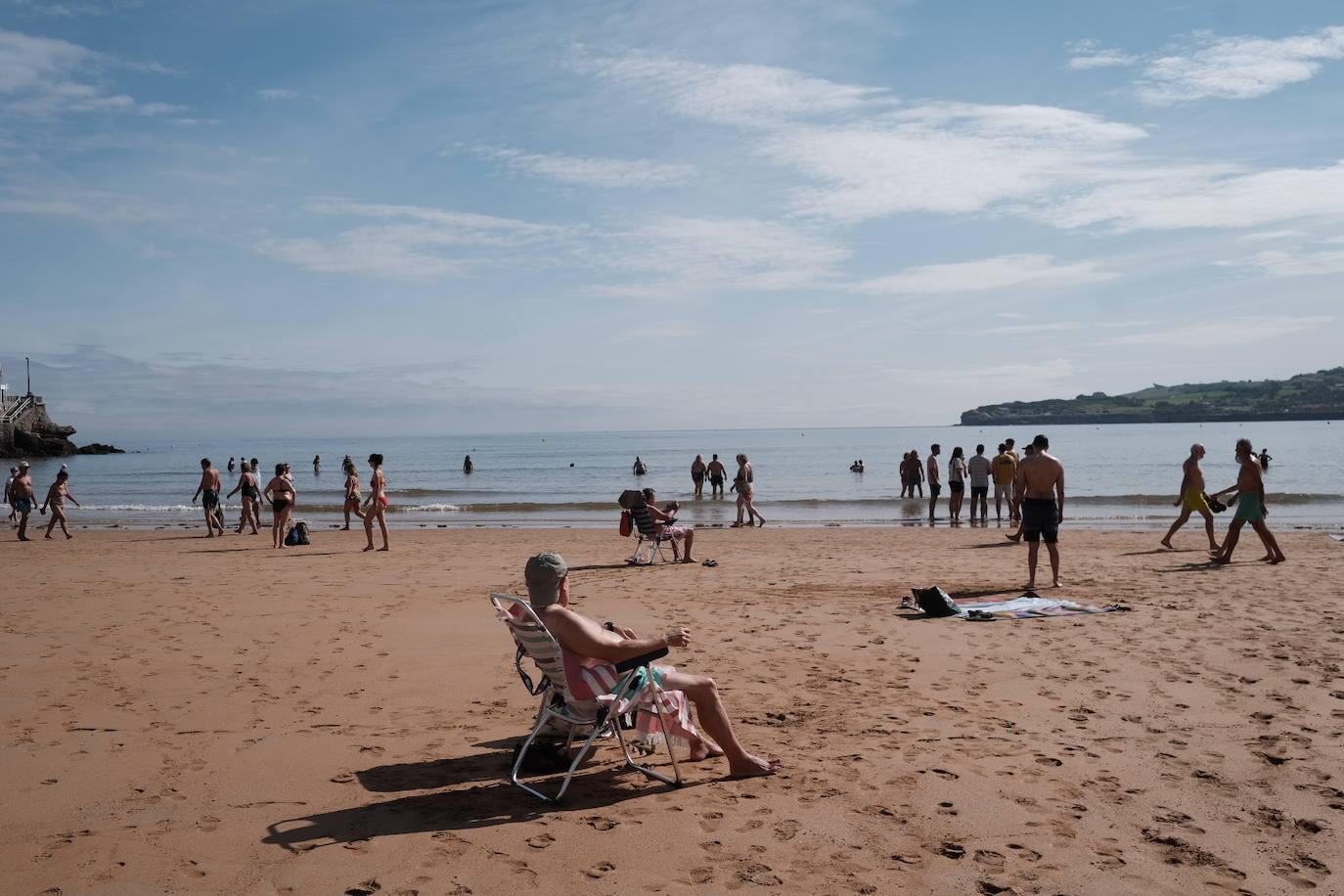 Los arenales de Gijón han estado a rebosar durante la primera parte de este soleado jueves. Sin embargo, el viento ha ido ganando protagonismo con el paso de las horas 