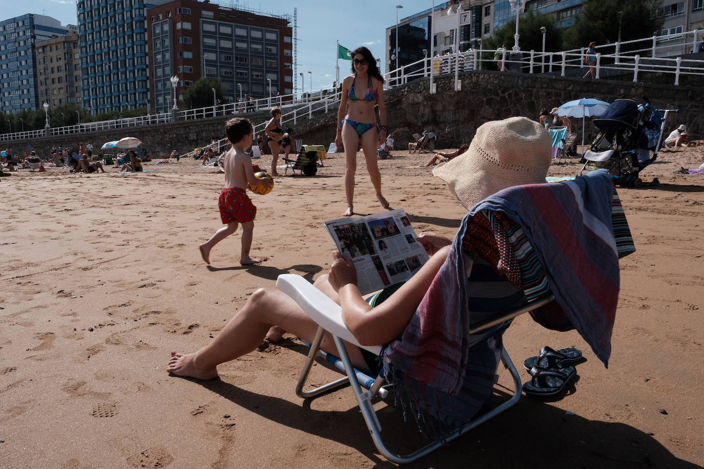 Los arenales de Gijón han estado a rebosar durante la primera parte de este soleado jueves. Sin embargo, el viento ha ido ganando protagonismo con el paso de las horas 