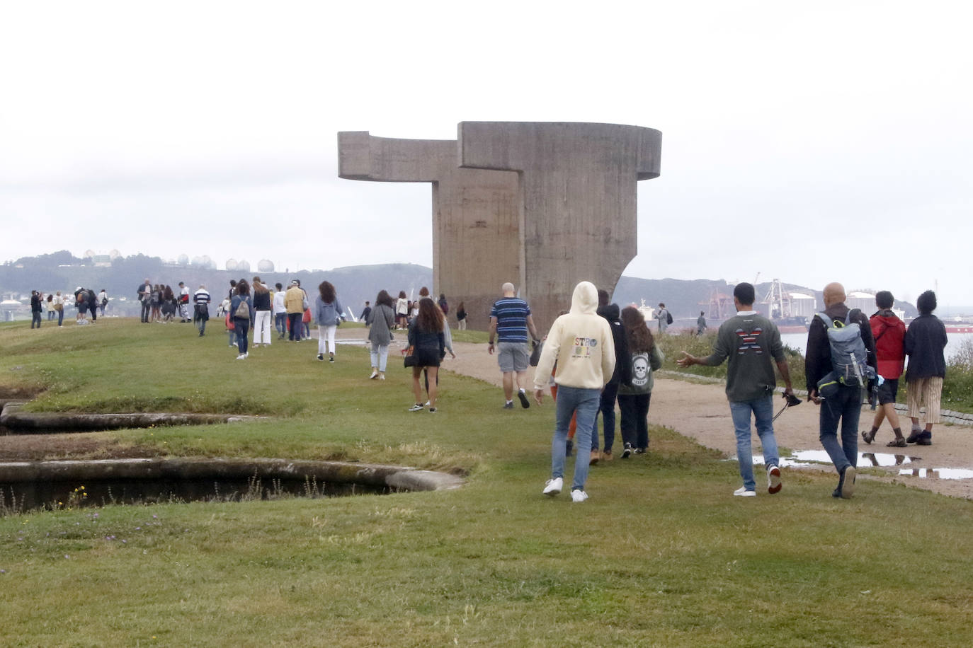 Elogio. Decenas de personas acuden a visitar el 'Elogio del horizonte' de Eduardo Chillida. juan carlos tuero