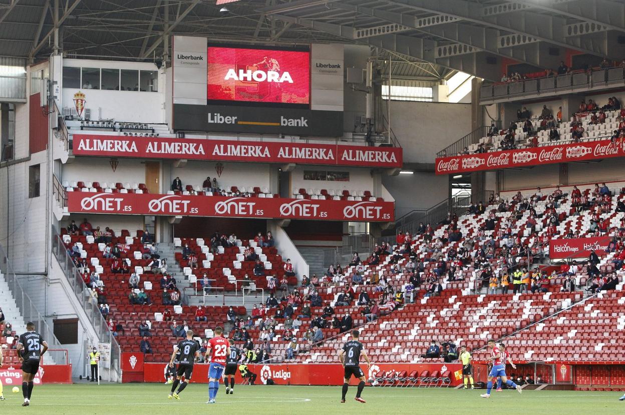 El Sporting pudo meter público en el último partido de Liga, ante el Almería. 