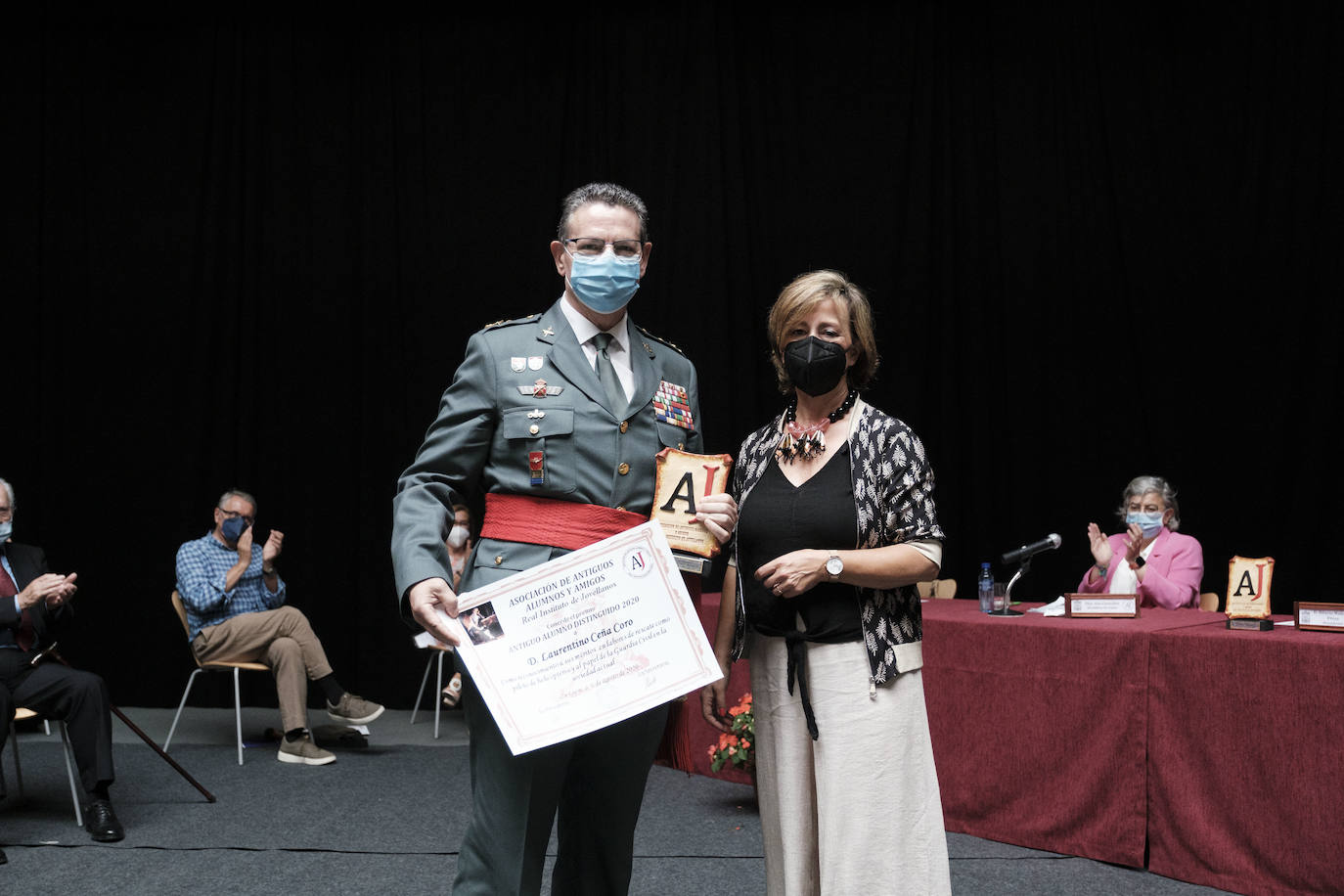 La Asociación de Antiguos Alumnos y Amigos del Real Instituto de Jovellanos ha otorgado el premio Campanil 2021 a la Sociedad Internacional de Bioética, que preside Marcelo Palacios. El premio Antiguo Alumno Distinguido ha sido para el arquitecto Vicente Díez Faixat. El acto ha tenido lugar en el Antiguo Instituto junto a los galardonados de la edición pasada, que no se pudo celebrar. Los premiados de 2020 fueron el teniente general Laurentino Ceña Coro y el Grupo Eleuterio Quintanilla.