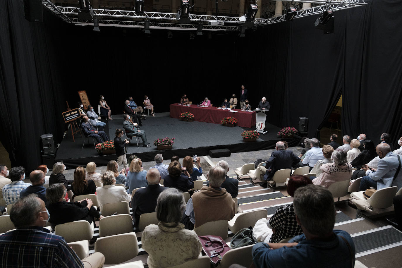 La Asociación de Antiguos Alumnos y Amigos del Real Instituto de Jovellanos ha otorgado el premio Campanil 2021 a la Sociedad Internacional de Bioética, que preside Marcelo Palacios. El premio Antiguo Alumno Distinguido ha sido para el arquitecto Vicente Díez Faixat. El acto ha tenido lugar en el Antiguo Instituto junto a los galardonados de la edición pasada, que no se pudo celebrar. Los premiados de 2020 fueron el teniente general Laurentino Ceña Coro y el Grupo Eleuterio Quintanilla.