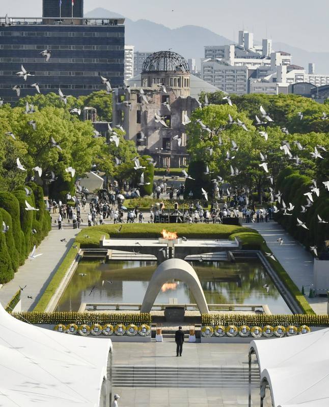 Supervivientes, allegados y grandes dignatarios han asistido a la ceremonia con la que se conmemoraba el lanzamiento de la bomba atómica sobre Hiroshima el 6 de agosto de1945 y que dejó 140.000 muertos. Los participantes guardaron un minuto de silencio a las 08:15 horas coincidiendo con el momento en que comenzó el ataque estadounidense. Además, han urgido al Gobierno nipón a firmar de forma «inmediata» el Tratado para la Prohibición de Armas Nucleares.