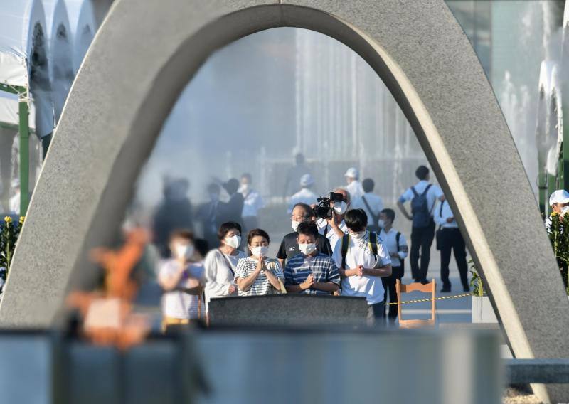 Supervivientes, allegados y grandes dignatarios han asistido a la ceremonia con la que se conmemoraba el lanzamiento de la bomba atómica sobre Hiroshima el 6 de agosto de1945 y que dejó 140.000 muertos. Los participantes guardaron un minuto de silencio a las 08:15 horas coincidiendo con el momento en que comenzó el ataque estadounidense. Además, han urgido al Gobierno nipón a firmar de forma «inmediata» el Tratado para la Prohibición de Armas Nucleares.