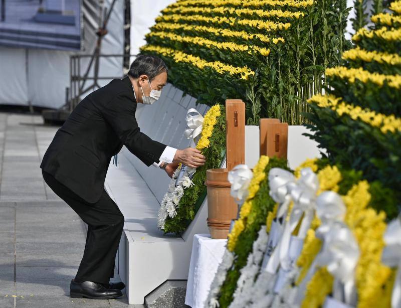 Supervivientes, allegados y grandes dignatarios han asistido a la ceremonia con la que se conmemoraba el lanzamiento de la bomba atómica sobre Hiroshima el 6 de agosto de1945 y que dejó 140.000 muertos. Los participantes guardaron un minuto de silencio a las 08:15 horas coincidiendo con el momento en que comenzó el ataque estadounidense. Además, han urgido al Gobierno nipón a firmar de forma «inmediata» el Tratado para la Prohibición de Armas Nucleares.