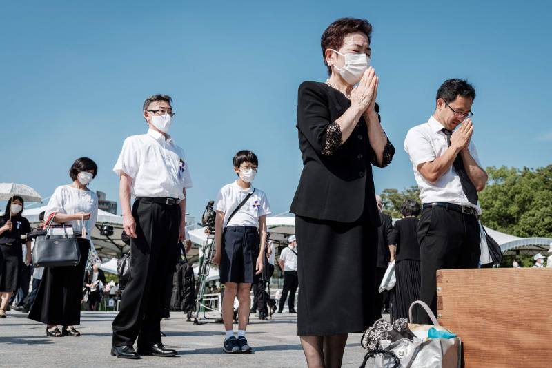 Supervivientes, allegados y grandes dignatarios han asistido a la ceremonia con la que se conmemoraba el lanzamiento de la bomba atómica sobre Hiroshima el 6 de agosto de1945 y que dejó 140.000 muertos. Los participantes guardaron un minuto de silencio a las 08:15 horas coincidiendo con el momento en que comenzó el ataque estadounidense. Además, han urgido al Gobierno nipón a firmar de forma «inmediata» el Tratado para la Prohibición de Armas Nucleares.