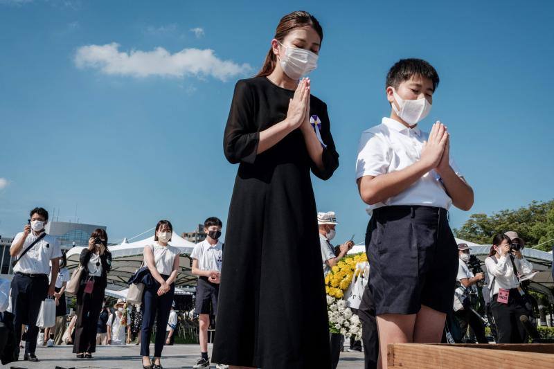 Supervivientes, allegados y grandes dignatarios han asistido a la ceremonia con la que se conmemoraba el lanzamiento de la bomba atómica sobre Hiroshima el 6 de agosto de1945 y que dejó 140.000 muertos. Los participantes guardaron un minuto de silencio a las 08:15 horas coincidiendo con el momento en que comenzó el ataque estadounidense. Además, han urgido al Gobierno nipón a firmar de forma «inmediata» el Tratado para la Prohibición de Armas Nucleares.