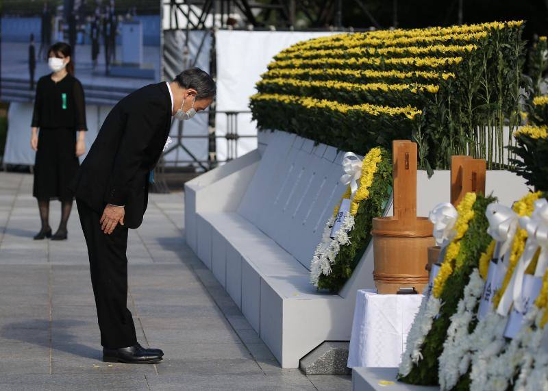 Supervivientes, allegados y grandes dignatarios han asistido a la ceremonia con la que se conmemoraba el lanzamiento de la bomba atómica sobre Hiroshima el 6 de agosto de1945 y que dejó 140.000 muertos. Los participantes guardaron un minuto de silencio a las 08:15 horas coincidiendo con el momento en que comenzó el ataque estadounidense. Además, han urgido al Gobierno nipón a firmar de forma «inmediata» el Tratado para la Prohibición de Armas Nucleares.