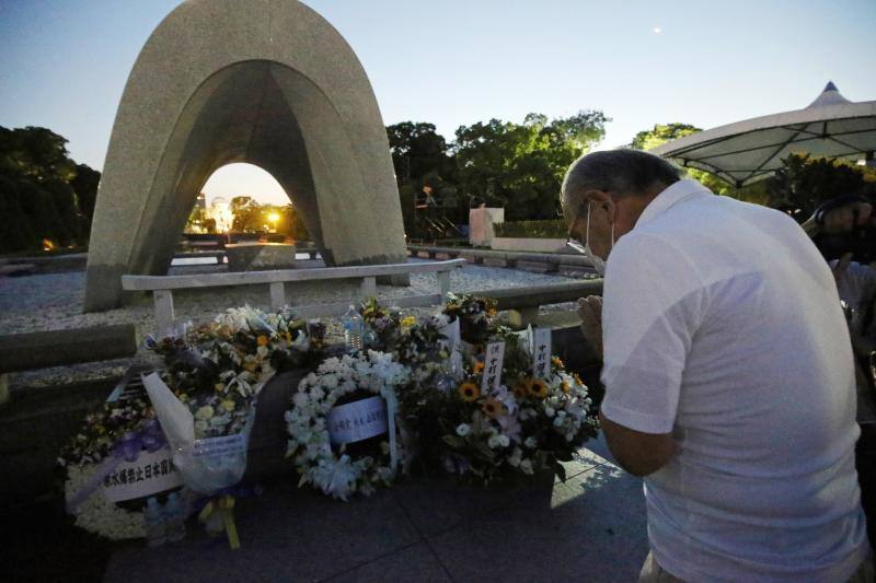 Supervivientes, allegados y grandes dignatarios han asistido a la ceremonia con la que se conmemoraba el lanzamiento de la bomba atómica sobre Hiroshima el 6 de agosto de1945 y que dejó 140.000 muertos. Los participantes guardaron un minuto de silencio a las 08:15 horas coincidiendo con el momento en que comenzó el ataque estadounidense. Además, han urgido al Gobierno nipón a firmar de forma «inmediata» el Tratado para la Prohibición de Armas Nucleares.