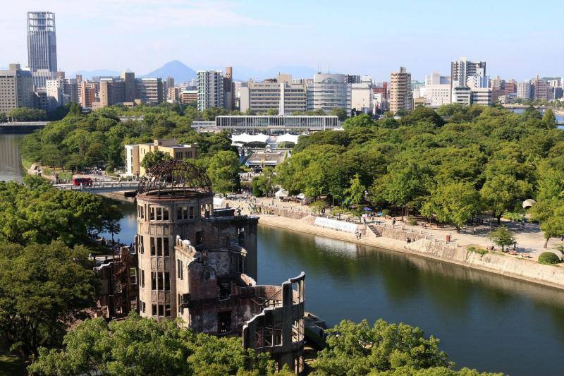 Supervivientes, allegados y grandes dignatarios han asistido a la ceremonia con la que se conmemoraba el lanzamiento de la bomba atómica sobre Hiroshima el 6 de agosto de1945 y que dejó 140.000 muertos. Los participantes guardaron un minuto de silencio a las 08:15 horas coincidiendo con el momento en que comenzó el ataque estadounidense. Además, han urgido al Gobierno nipón a firmar de forma «inmediata» el Tratado para la Prohibición de Armas Nucleares.