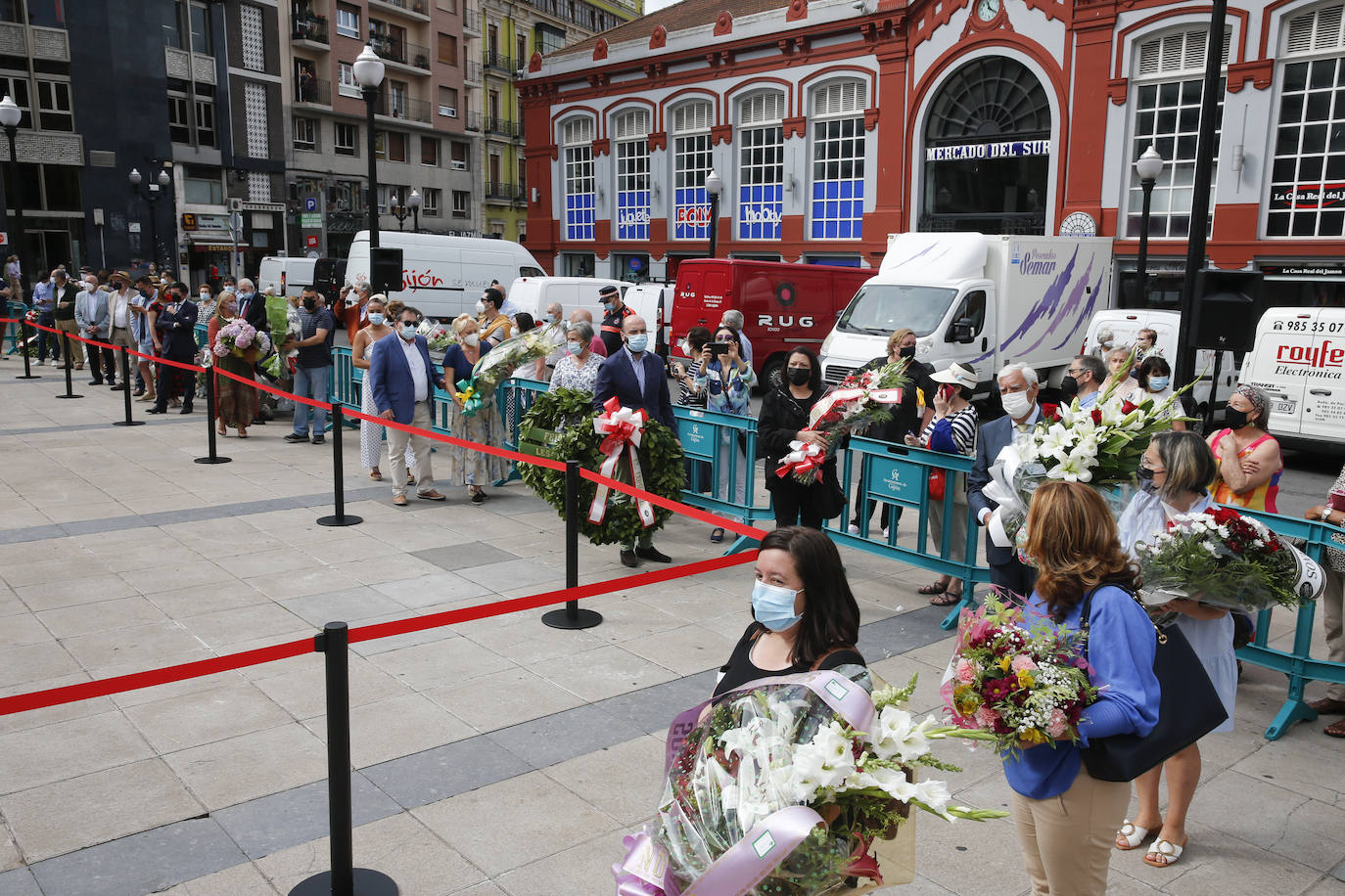 Como cada año, Gijón celebra la tradicional ofrenda floral a Gaspar Melchor de Jovellanos ante su estatua de la plaza del Seis de Agosto, que cumple 130 años.