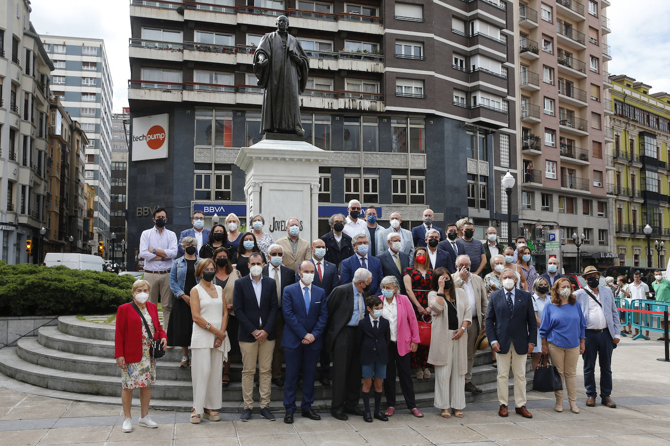 Como cada año, Gijón celebra la tradicional ofrenda floral a Gaspar Melchor de Jovellanos ante su estatua de la plaza del Seis de Agosto, que cumple 130 años.