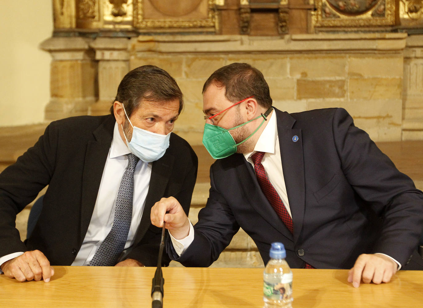 El expresidente del Principado de Asturias Javier Fernández ha recibido este viernes el Carabela 2020, el máximo galardón que otorga la Federación Internacional de Centros Asturianos. El actual presidente, Adrián Barbón fue el encargado de entregarle el premio y anunció una oficina del retornado