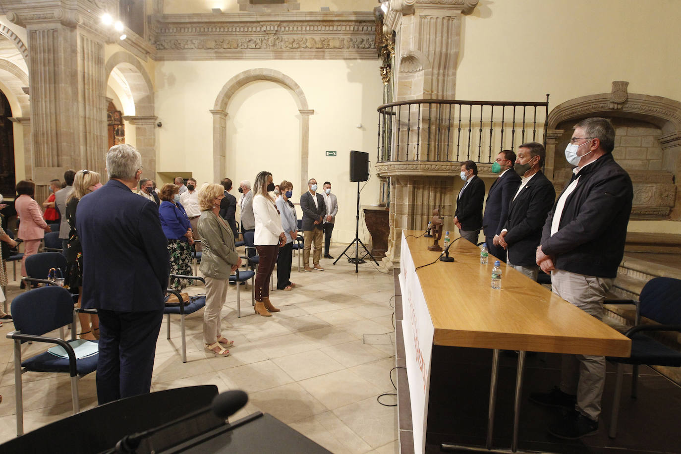 El expresidente del Principado de Asturias Javier Fernández ha recibido este viernes el Carabela 2020, el máximo galardón que otorga la Federación Internacional de Centros Asturianos. El actual presidente, Adrián Barbón fue el encargado de entregarle el premio y anunció una oficina del retornado
