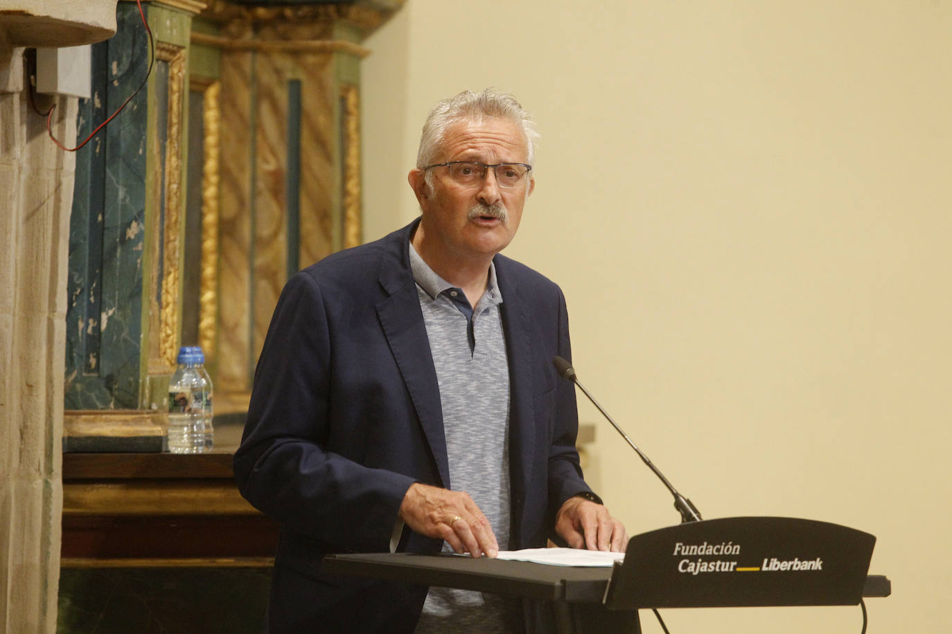 El expresidente del Principado de Asturias Javier Fernández ha recibido este viernes el Carabela 2020, el máximo galardón que otorga la Federación Internacional de Centros Asturianos. El actual presidente, Adrián Barbón fue el encargado de entregarle el premio y anunció una oficina del retornado