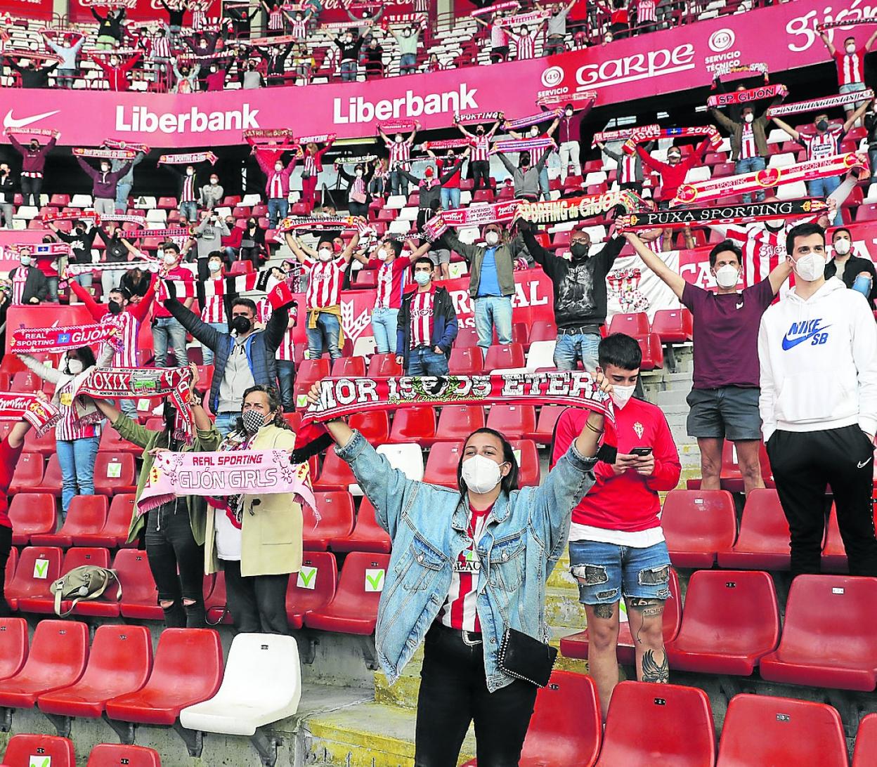 Aficionados rojiblancos en El Molinón durante el último duelo de la pasada temporada.