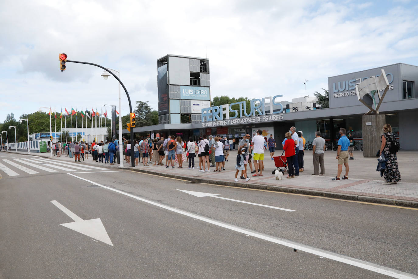 Cientos de personas hacían cola a las puertas del recinto ferial Luis Adaro de Gijón minutos antes de su apertura para disfrutar de los primeros compases de la Feria de Muestras de Asturias tras un año de ausencia.