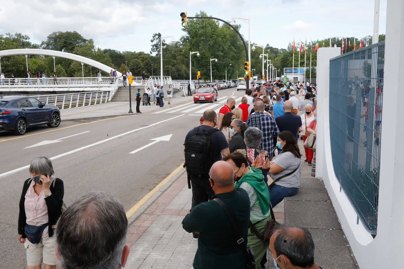 Cientos de personas hacían cola a las puertas del recinto ferial Luis Adaro de Gijón minutos antes de su apertura para disfrutar de los primeros compases de la Feria de Muestras de Asturias tras un año de ausencia.