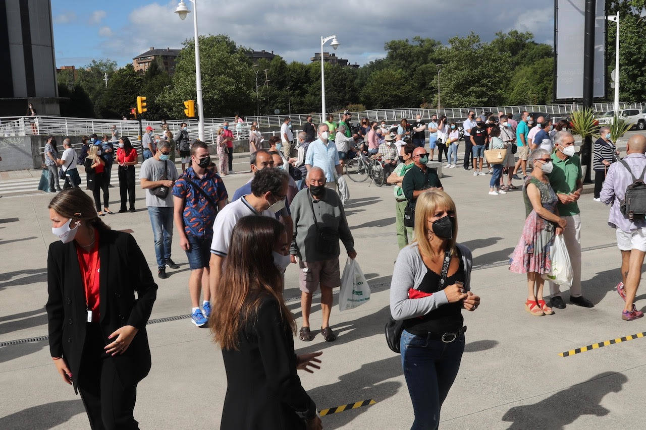 Cientos de personas hacían cola a las puertas del recinto ferial Luis Adaro de Gijón minutos antes de su apertura para disfrutar de los primeros compases de la Feria de Muestras de Asturias tras un año de ausencia.
