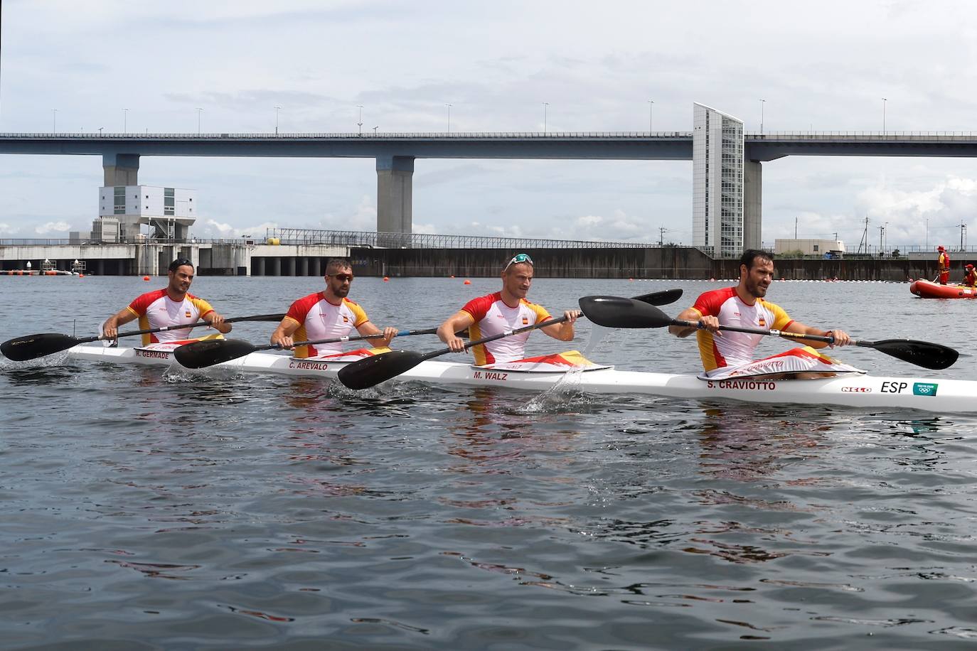 El equipo español de K-4 500 se ha hecho esta madrugada con una nueva medalla para la delegación española en Tokio. Marcus Walz, Carlos Arévalo y Rodrigo Germade y Saúl Craviotto han obtenido una meritoria plata tras haber rozado el oro con la punta de los dedos, que finalmente han ganado los alemanes. Craviotto, catalán afincado hace años en Gijón, se convierte con esta presea en el olímpico español más laureado junto al piragüista David Cal, con un total de 4 melladas, hito que tratará de superar en París 2024, donde prevé competir. 