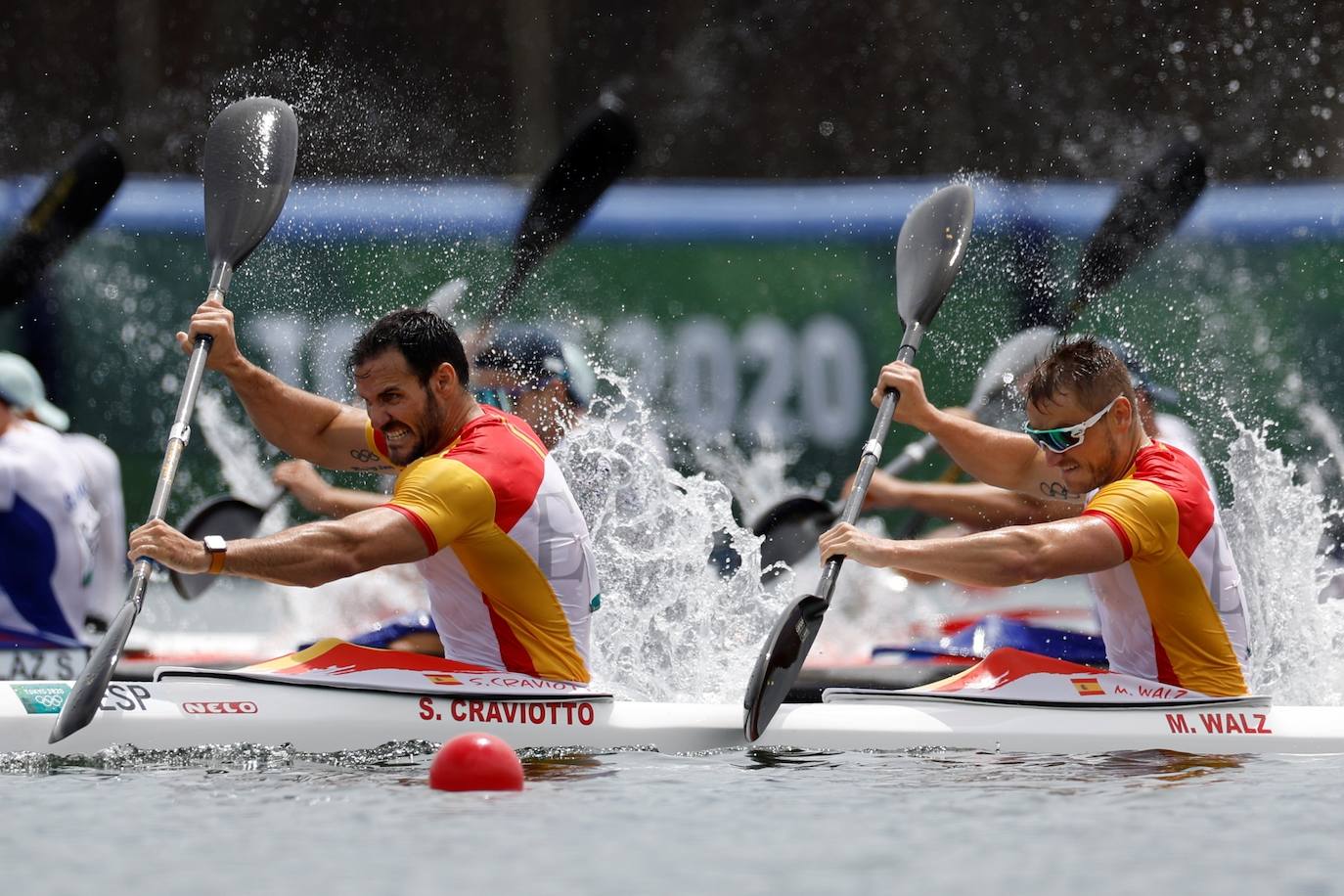 El equipo español de K-4 500 se ha hecho esta madrugada con una nueva medalla para la delegación española en Tokio. Marcus Walz, Carlos Arévalo y Rodrigo Germade y Saúl Craviotto han obtenido una meritoria plata tras haber rozado el oro con la punta de los dedos, que finalmente han ganado los alemanes. Craviotto, catalán afincado hace años en Gijón, se convierte con esta presea en el olímpico español más laureado junto al piragüista David Cal, con un total de 4 melladas, hito que tratará de superar en París 2024, donde prevé competir. 