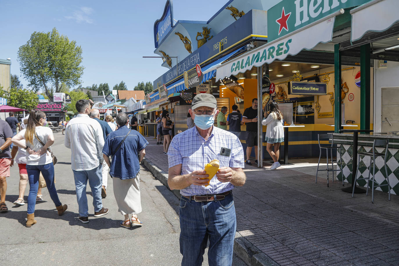 La primera jornada de la Feria de Muestras del Principado de Asturias (Fidma) ha arrancado con largas colas en el acceso al recinto y estrictas medidas de seguridad frente a la covid. Una vez dentro, los visitantes han podido disfrutar de todos los estands que se exponen en el recinto Luis Adaro, que en esta ocasión ha visto su aforo simultaneo reducido al 50 % para evitar aglomeraciones 