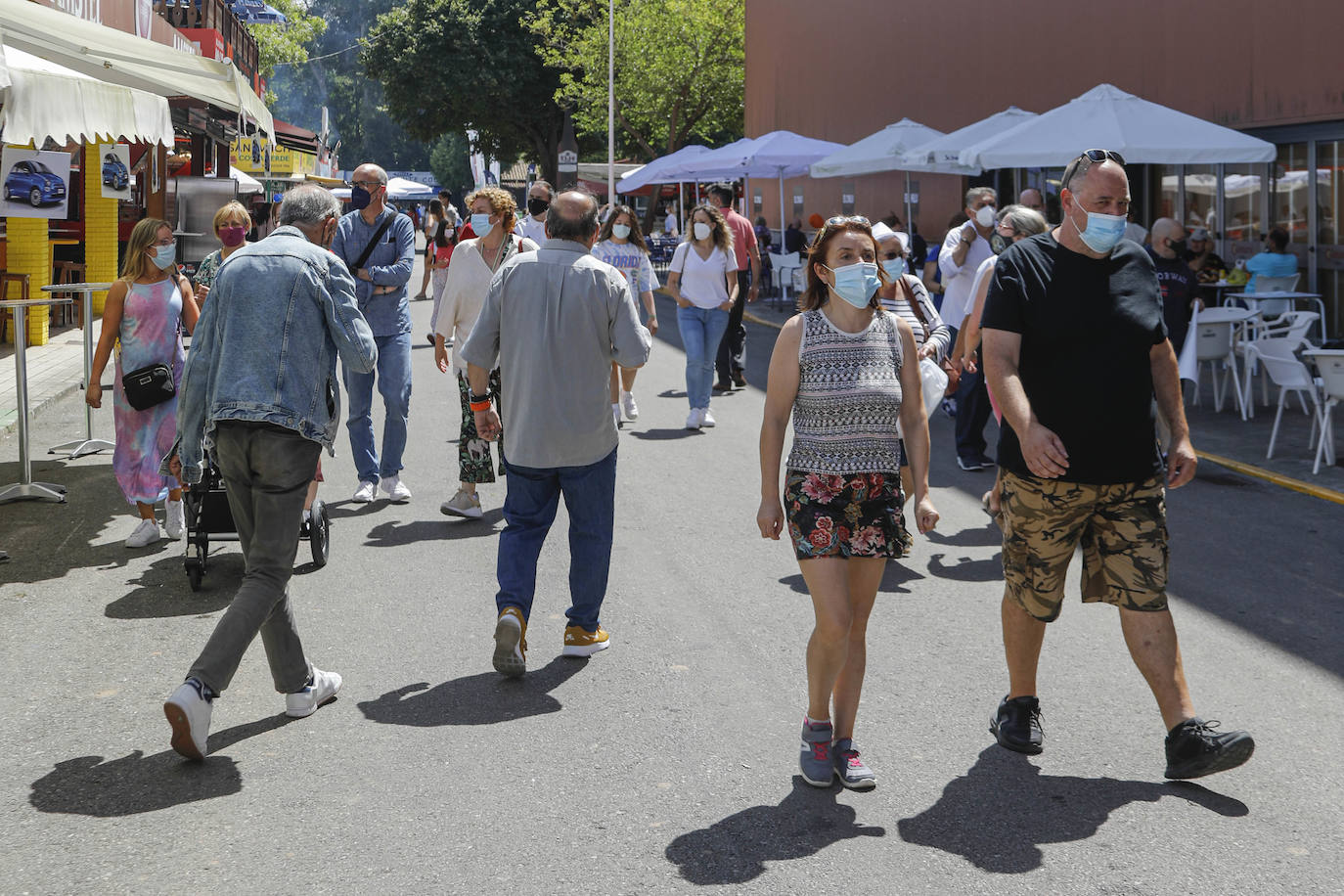 La primera jornada de la Feria de Muestras del Principado de Asturias (Fidma) ha arrancado con largas colas en el acceso al recinto y estrictas medidas de seguridad frente a la covid. Una vez dentro, los visitantes han podido disfrutar de todos los estands que se exponen en el recinto Luis Adaro, que en esta ocasión ha visto su aforo simultaneo reducido al 50 % para evitar aglomeraciones 