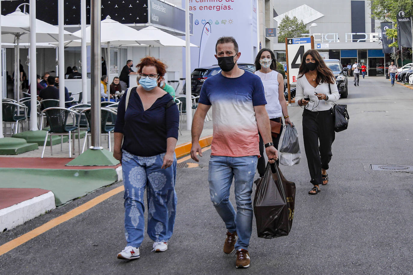 La primera jornada de la Feria de Muestras del Principado de Asturias (Fidma) ha arrancado con largas colas en el acceso al recinto y estrictas medidas de seguridad frente a la covid. Una vez dentro, los visitantes han podido disfrutar de todos los estands que se exponen en el recinto Luis Adaro, que en esta ocasión ha visto su aforo simultaneo reducido al 50 % para evitar aglomeraciones 