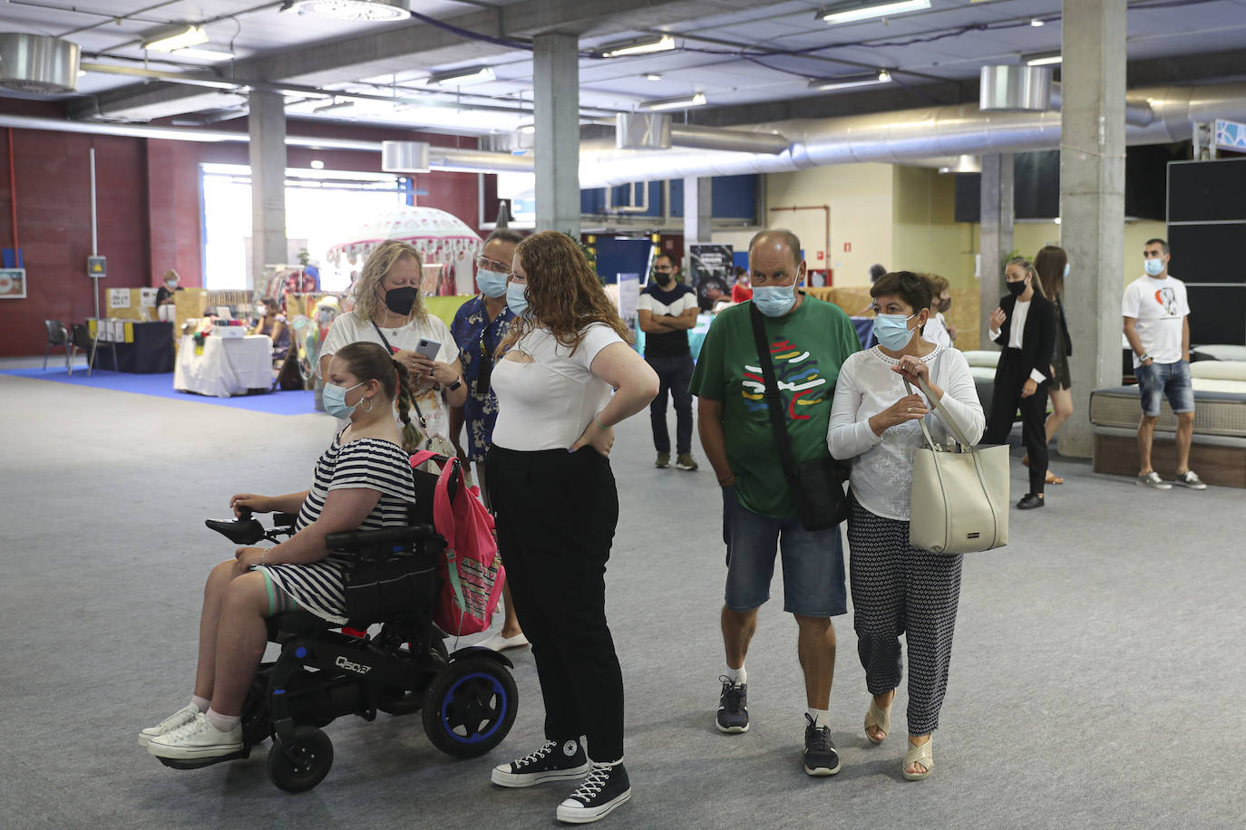 La primera jornada de la Feria de Muestras del Principado de Asturias (Fidma) ha arrancado con largas colas en el acceso al recinto y estrictas medidas de seguridad frente a la covid. Una vez dentro, los visitantes han podido disfrutar de todos los estands que se exponen en el recinto Luis Adaro, que en esta ocasión ha visto su aforo simultaneo reducido al 50 % para evitar aglomeraciones 