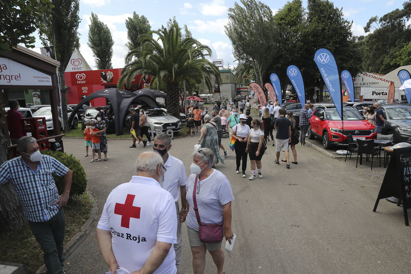 La primera jornada de la Feria de Muestras del Principado de Asturias (Fidma) ha arrancado con largas colas en el acceso al recinto y estrictas medidas de seguridad frente a la covid. Una vez dentro, los visitantes han podido disfrutar de todos los estands que se exponen en el recinto Luis Adaro, que en esta ocasión ha visto su aforo simultaneo reducido al 50 % para evitar aglomeraciones 