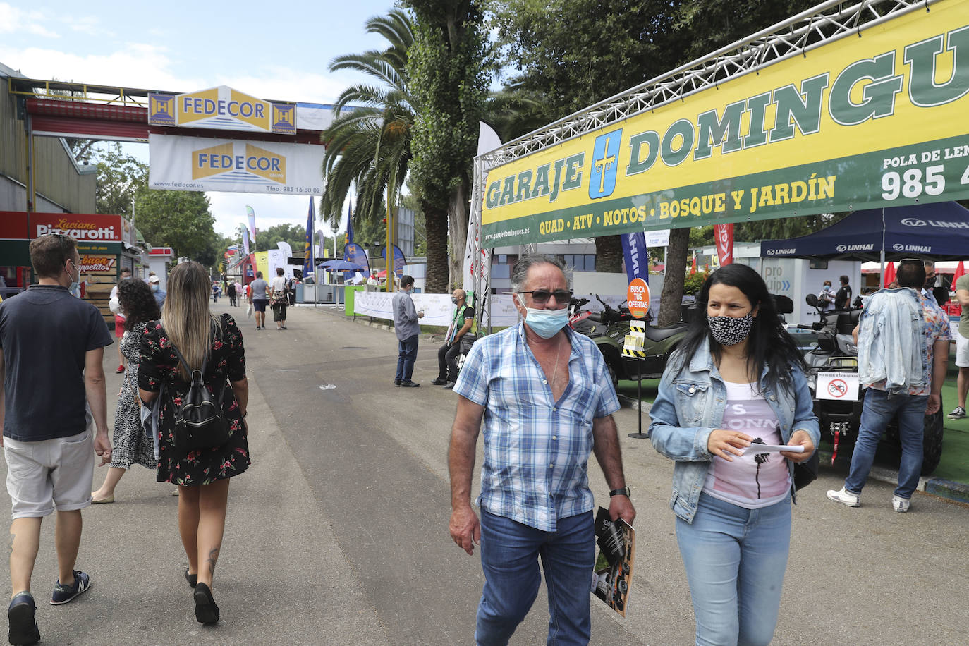 La primera jornada de la Feria de Muestras del Principado de Asturias (Fidma) ha arrancado con largas colas en el acceso al recinto y estrictas medidas de seguridad frente a la covid. Una vez dentro, los visitantes han podido disfrutar de todos los estands que se exponen en el recinto Luis Adaro, que en esta ocasión ha visto su aforo simultaneo reducido al 50 % para evitar aglomeraciones 