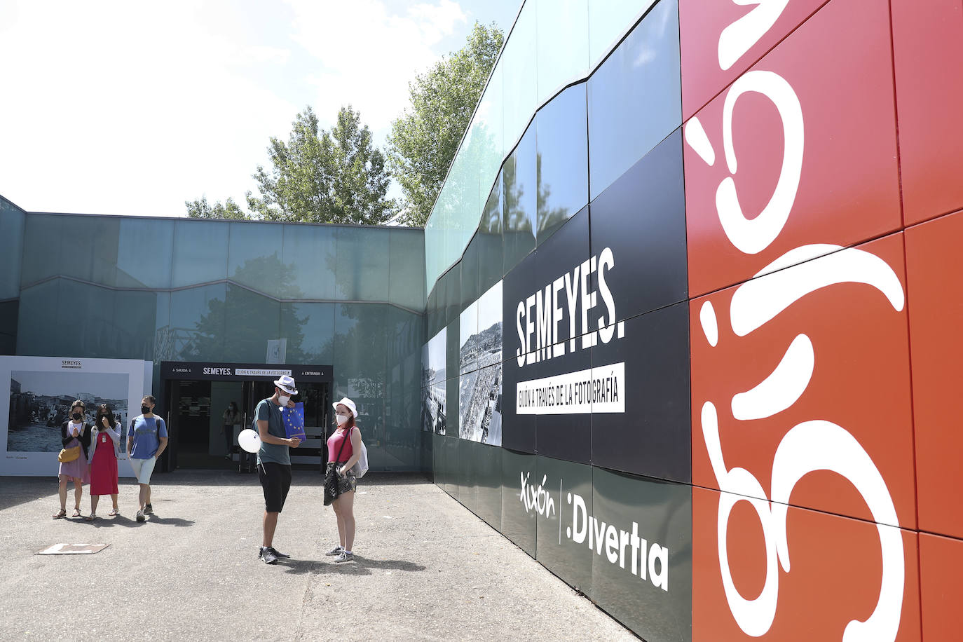 La primera jornada de la Feria de Muestras del Principado de Asturias (Fidma) ha arrancado con largas colas en el acceso al recinto y estrictas medidas de seguridad frente a la covid. Una vez dentro, los visitantes han podido disfrutar de todos los estands que se exponen en el recinto Luis Adaro, que en esta ocasión ha visto su aforo simultaneo reducido al 50 % para evitar aglomeraciones 