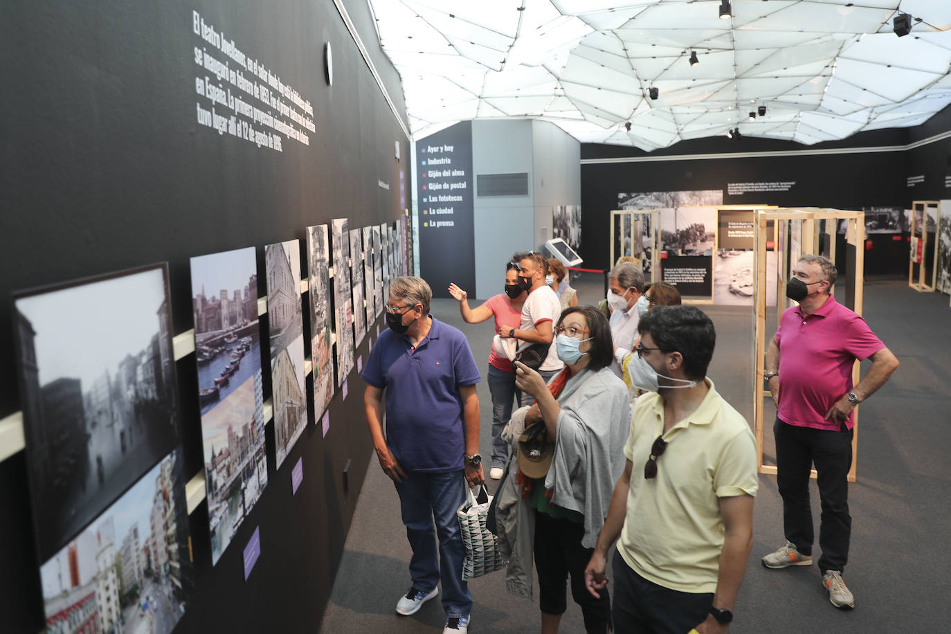 La primera jornada de la Feria de Muestras del Principado de Asturias (Fidma) ha arrancado con largas colas en el acceso al recinto y estrictas medidas de seguridad frente a la covid. Una vez dentro, los visitantes han podido disfrutar de todos los estands que se exponen en el recinto Luis Adaro, que en esta ocasión ha visto su aforo simultaneo reducido al 50 % para evitar aglomeraciones 