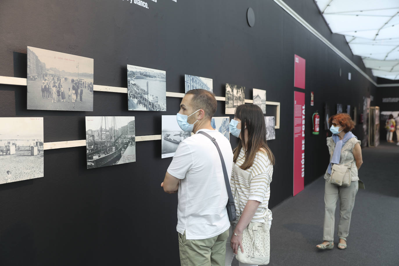 La primera jornada de la Feria de Muestras del Principado de Asturias (Fidma) ha arrancado con largas colas en el acceso al recinto y estrictas medidas de seguridad frente a la covid. Una vez dentro, los visitantes han podido disfrutar de todos los estands que se exponen en el recinto Luis Adaro, que en esta ocasión ha visto su aforo simultaneo reducido al 50 % para evitar aglomeraciones 